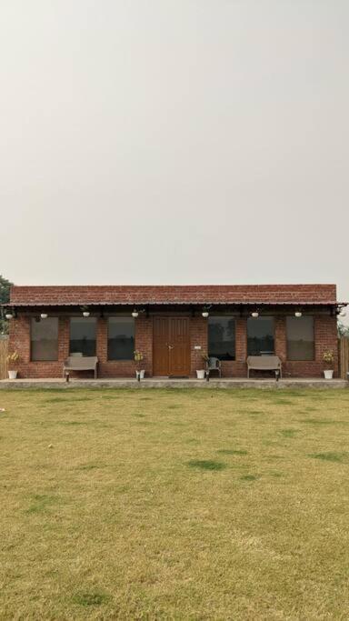 Вилла M&M Farm Rohtak Экстерьер фото
